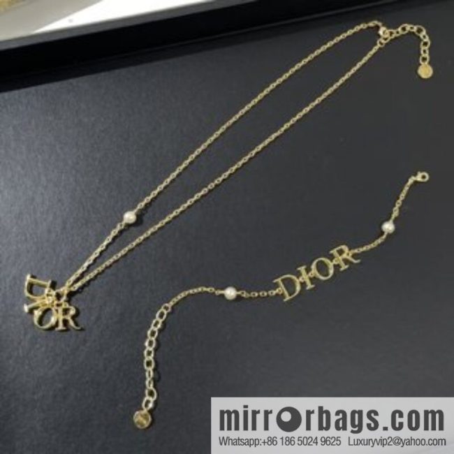 New ☑️ DIOR Dior letter necklace bracelet
