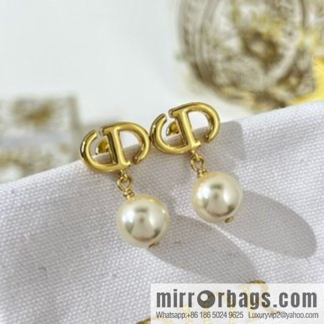New ☑️ DIOR Dior CD pearl stud earrings