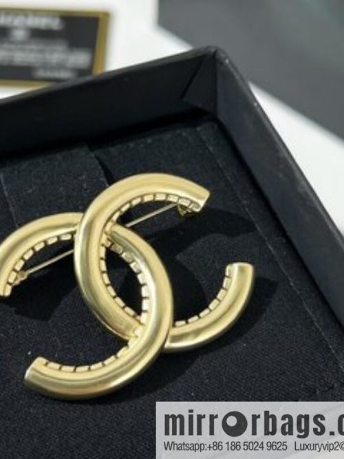 New ☑️ Chanel double c pearl brooch