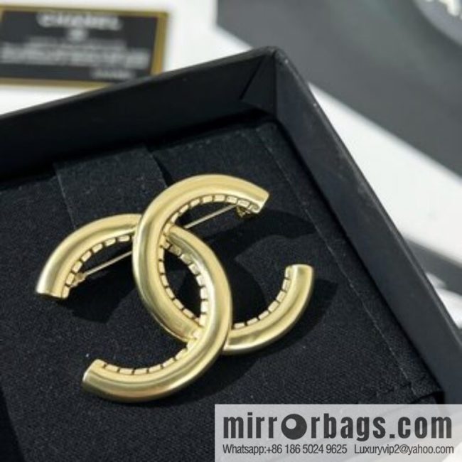 New ☑️ Chanel double c pearl brooch
