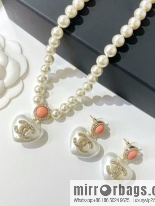 2021 new CHANEL Chanel double c peach heart earrings necklace