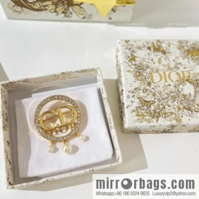 New ☑️ DIOR Dior CD pearl brooch