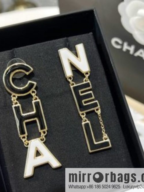 New ☑️ CHANEL Chanel asymmetrical letter stud earrings
