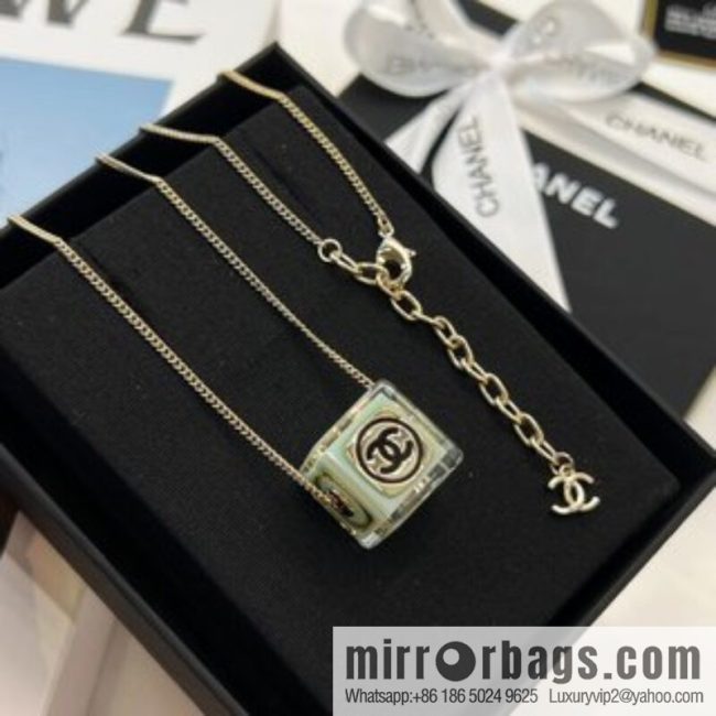 New ☑️ CHANEL Chanel dice 🎲 acrylic necklace - Image 4