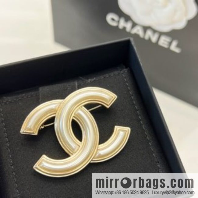 New ☑️ CHANEL Chanel double c acrylic brooch