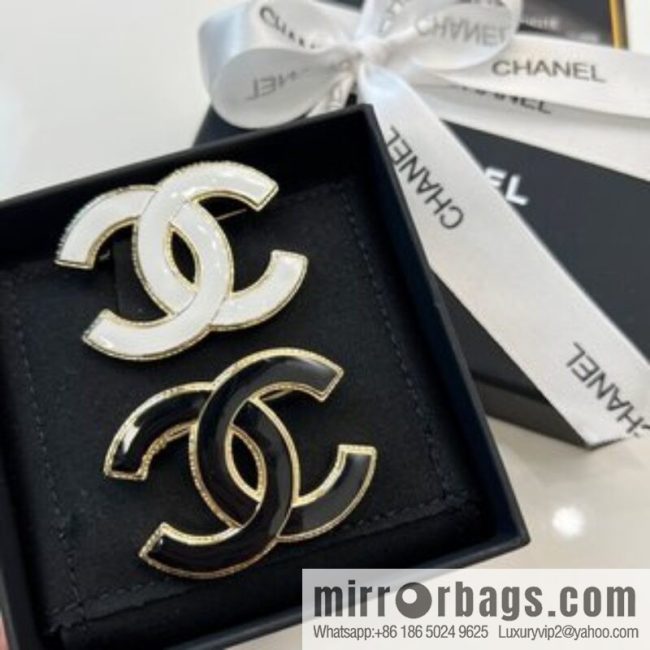 New ☑️ CHANEL Chanel double c enamel drip oil black and white brooch