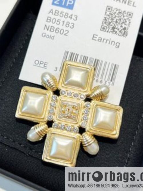 New ☑️ CHANEL Chanel double c square pearl brooch