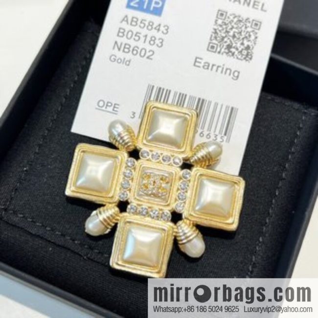 New ☑️ CHANEL Chanel double c square pearl brooch