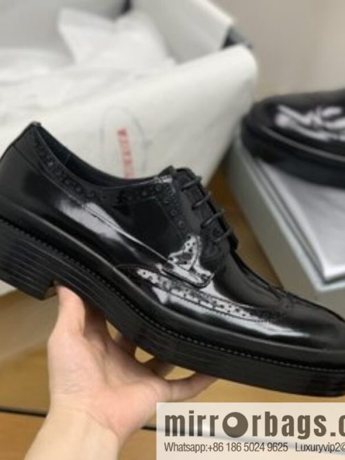 PRADA Prada selects leather to make men\'s derby shoes