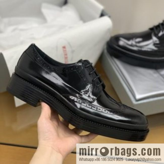PRADA Prada selects leather to make men\'s derby shoes
