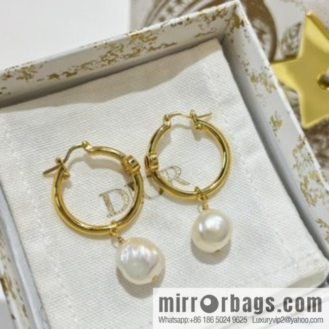 New ☑️ DIOR Dior CD special-shaped pearl stud earrings