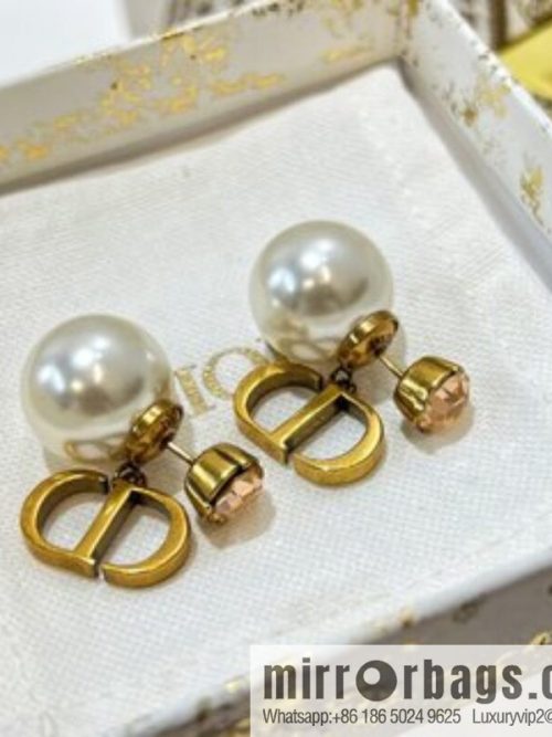 New ☑️ DIOR Dior CD size pearl stud earrings