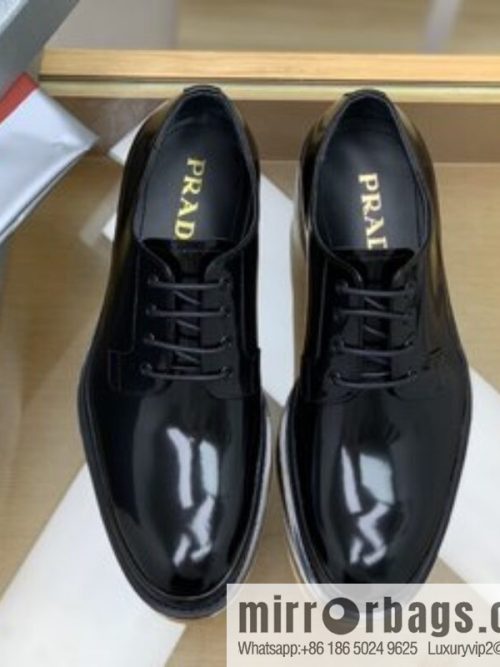 PRADA Prada selects leather to make men\'s derby shoes