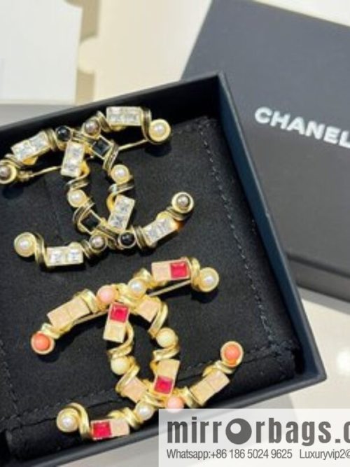 New ☑️ CHANEL Chanel double c square diamond powder pearl brooch