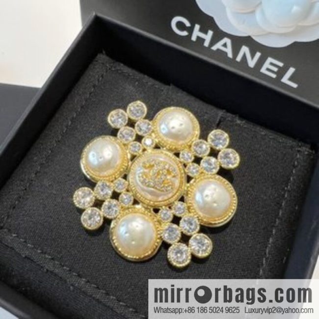 New ☑️ Chanel double c pearl brooch
