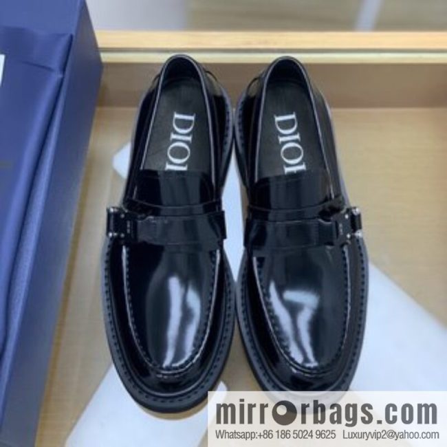 Dior selected leather to make men\'s loafers
