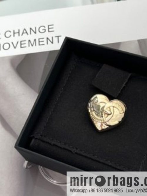 New ☑️ CHANEL Chanel gold double c peach heart brooch