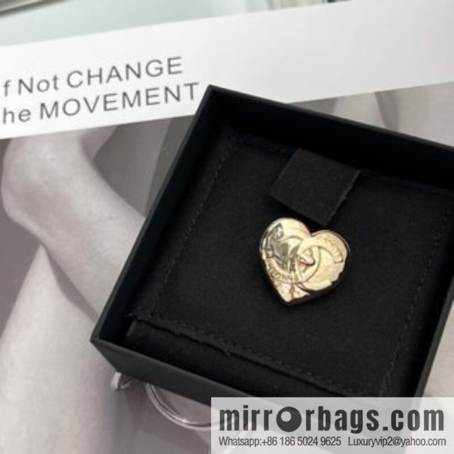New ☑️ CHANEL Chanel gold double c peach heart brooch