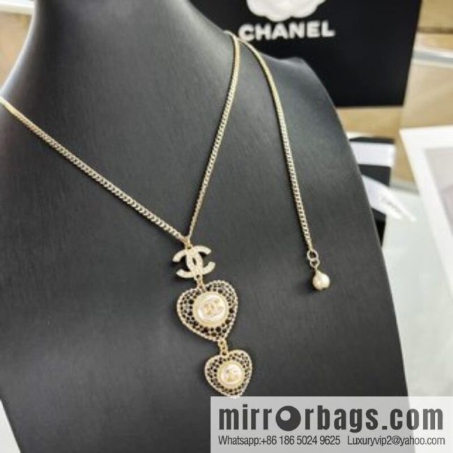 New ☑️ CHANEL Chanel double c peach heart black and white diamond necklace - Image 3