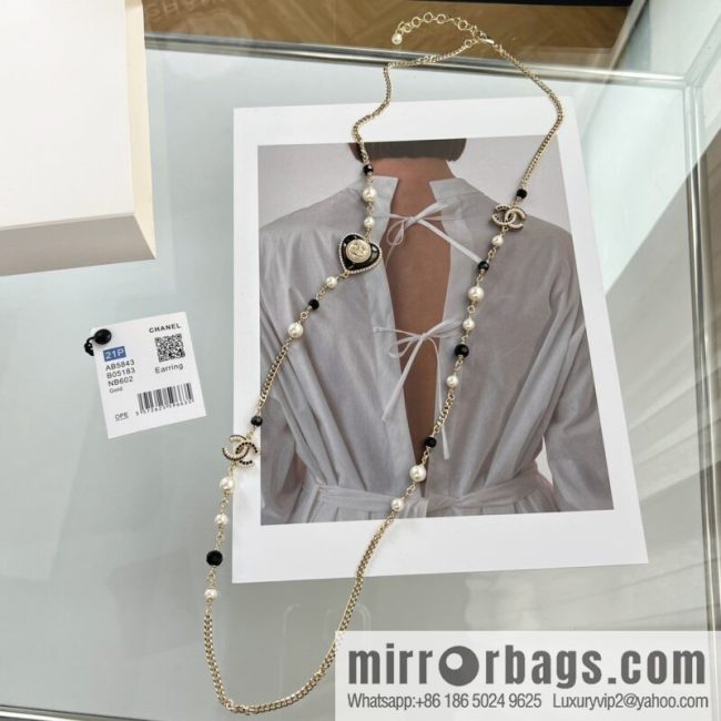 New ☑️ CHANEL Chanel double c peach heart black and white diamond sweater chain necklace - Image 3