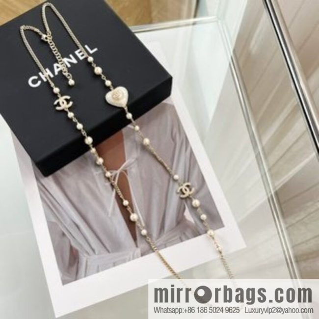New ☑️ CHANEL Chanel double c peach heart black and white diamond sweater chain necklace - Image 2