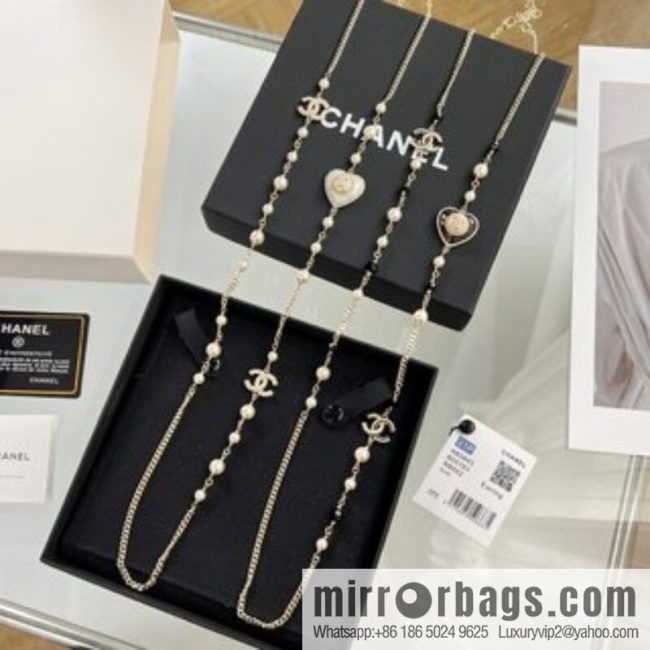 New ☑️ CHANEL Chanel double c peach heart black and white diamond sweater chain necklace