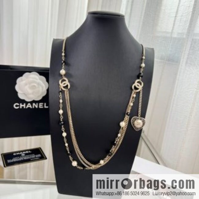 New ☑️ CHANEL Chanel double c peach heart black and white diamond sweater chain necklace - Image 2