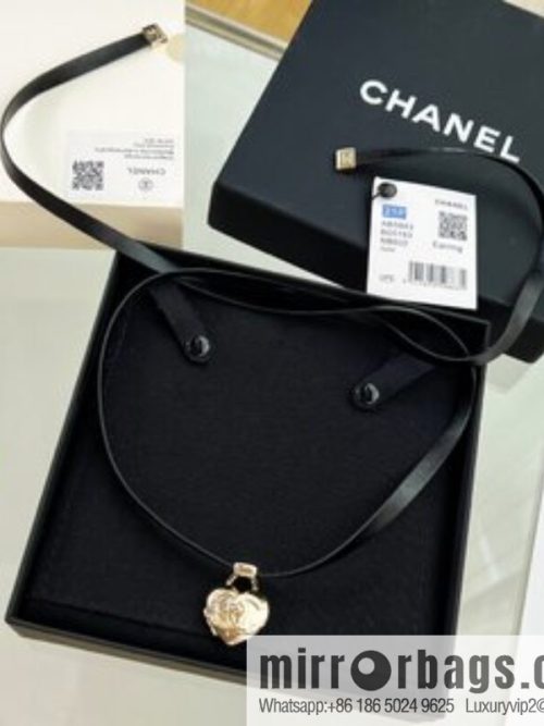 New ☑️ CHANEL Chanel peach heart love necklace