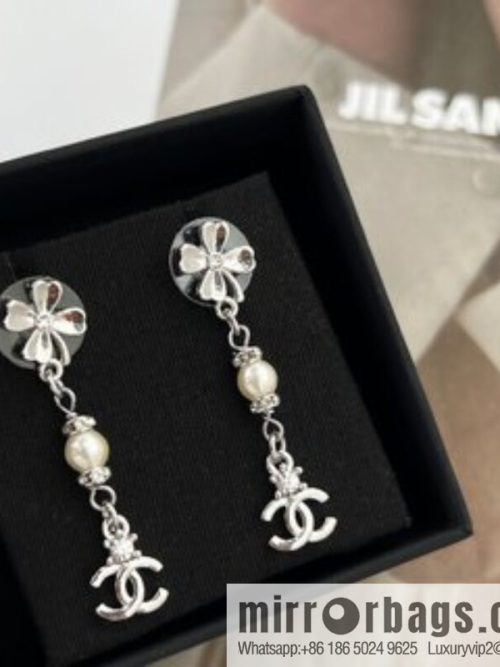 New ☑️ CHANEL Chanel c3 double c four-leaf clover pearl stud earrings
