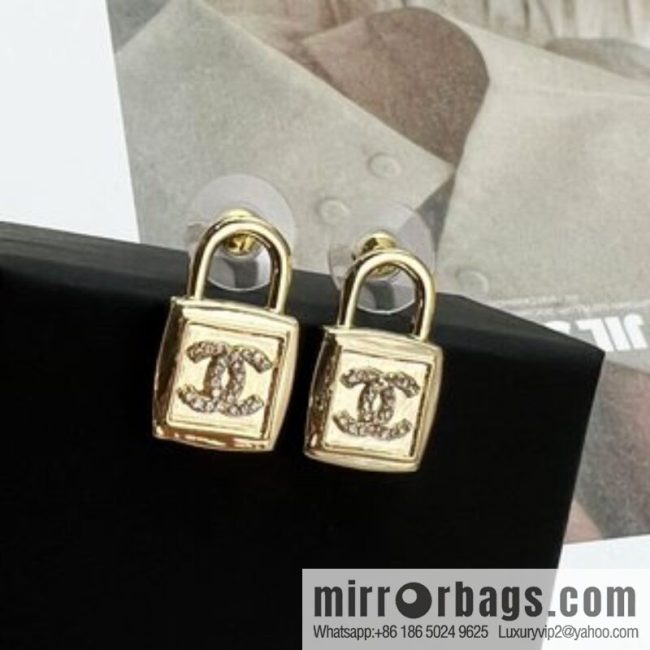 New ☑️ CHANEL Chanel c1 double c lock 🔒 stud earrings