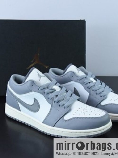 B0F9T3 Air Jordan 1 Low gray and white, oxidized midsole Unisex The same sports shoes item number: 553558-053