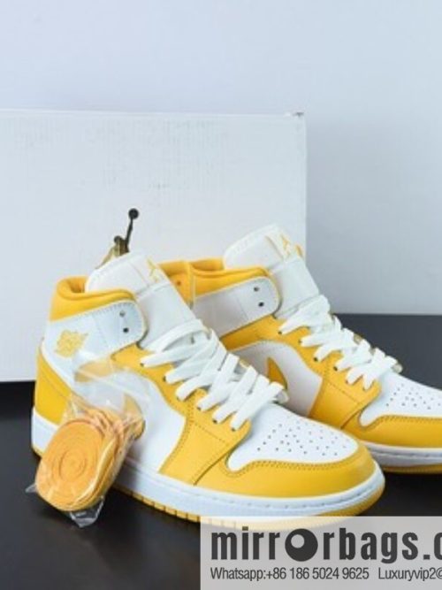 Air Jordan 1 Mid white and yellow, the same basketball shoes as Unisex in the middle series, item number: BQ6472-117