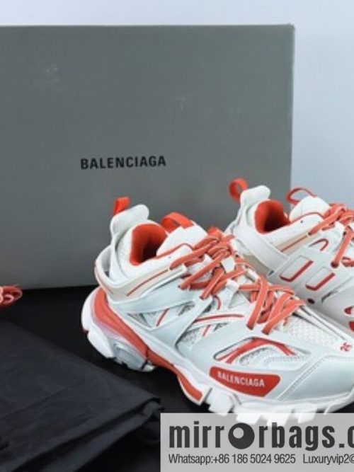 Balenciaga, three generations of 3.0 white and red Balenciaga, three generations of outdoor concept shoes