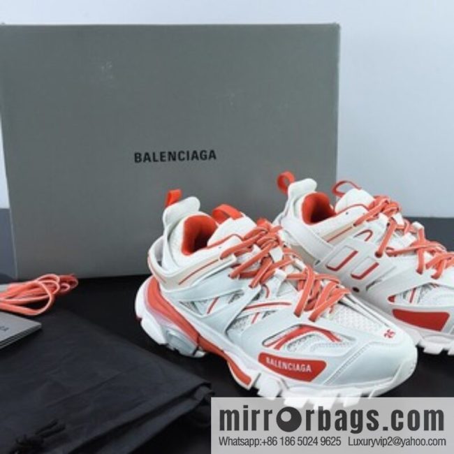 Balenciaga, three generations of 3.0 white and red Balenciaga, three generations of outdoor concept shoes
