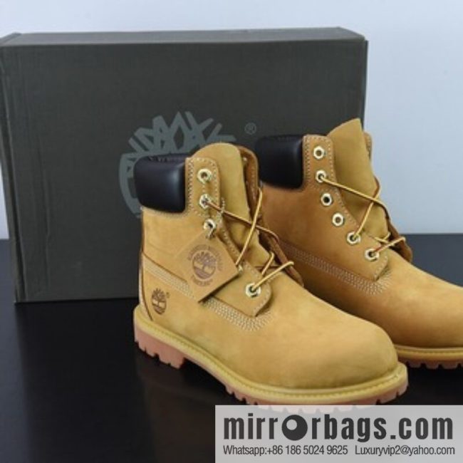 Timberland classic big yellow boots, seven-hole men\'s size 10061, six-hole women\'s size 10361.