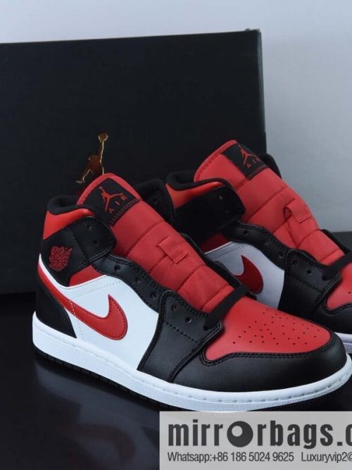 Wmns Air Jordan 1 Mid GS \"Chicago Black Red\" AJ1 Jordan generation \"Black and White Red Little Chicago\" high-top basketball shoes, item number: 554724-079