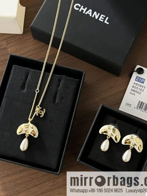 New ☑️ CHANEL Chanel mushroom 🍄 pearl stud earrings necklace