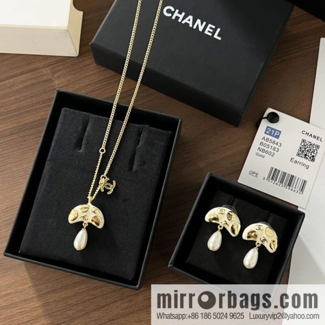 New ☑️ CHANEL Chanel mushroom 🍄 pearl stud earrings necklace
