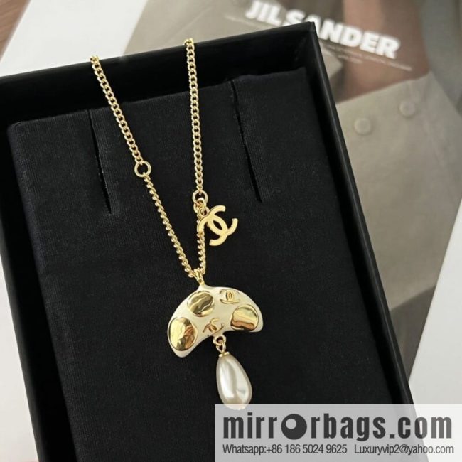 New ☑️ CHANEL Chanel mushroom 🍄 pearl stud earrings necklace - Image 2