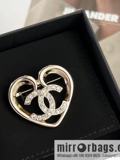 New ☑️ CHANEL Chanel double c gold peach heart love brooch