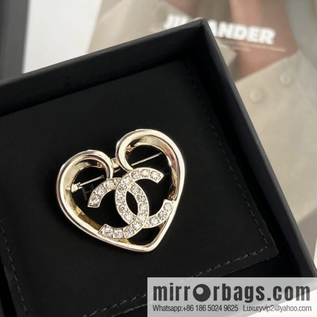 New ☑️ CHANEL Chanel double c gold peach heart love brooch