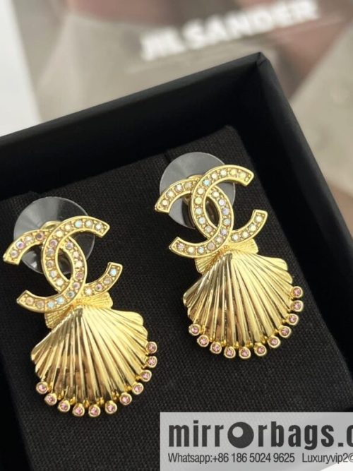New ☑️ CHANEL Chanel double c gold shell 🐚 stud earrings