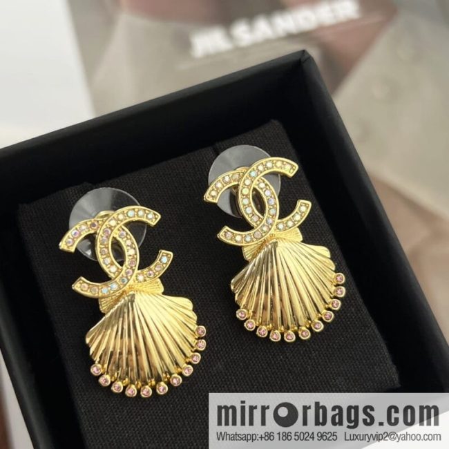 New ☑️ CHANEL Chanel double c gold shell 🐚 stud earrings