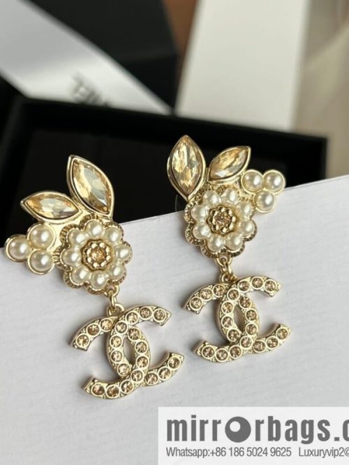 New ☑️ CHANEL Chanel c2 double c pink diamond flower stud earrings