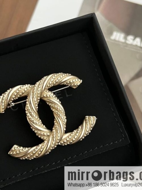 New ☑️ Chanel gold double c brooch