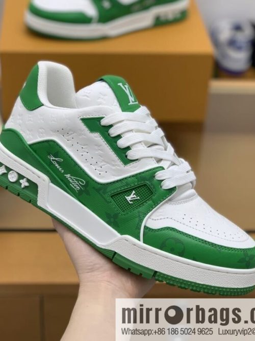 LV/Louis Vuitton uses color-matching calfskin to make high-end men\'s sports running shoes