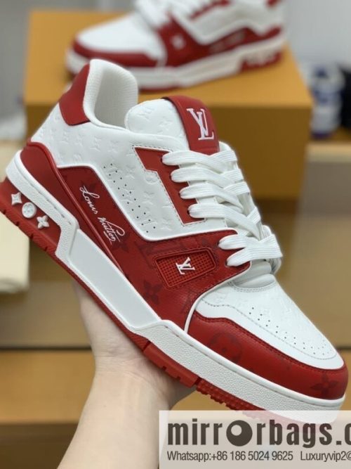 LV/Louis Vuitton uses color-matching calfskin to make high-end men\'s sports running shoes