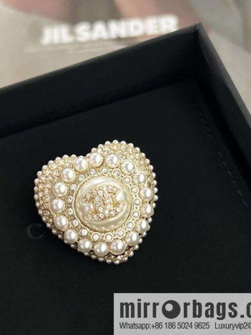 New ☑️ CHANEL Chanel double c peach heart love pearl brooch