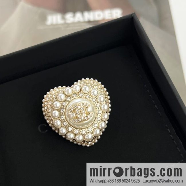 New ☑️ CHANEL Chanel double c peach heart love pearl brooch