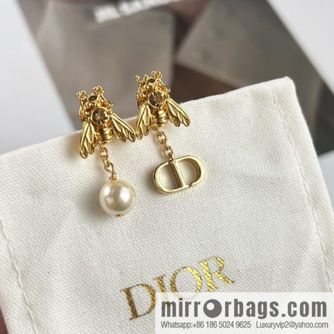 New ☑️ DIOR Dior Bee CD pearl stud earrings